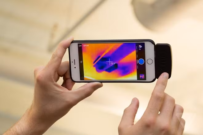 Nhìn rõ trong bóng đêm chỉ là một trong số những ứng dụng thực tế của phụ kiện Flir One. Bạn có thể dùng nó để xác định những vị trí rò rỉ của vật dụng trong nhà hoặc vị trí gió lùa qua các cửa sổ. Nó cũng có thể nhìn xuyên khói hoặc sương mù.