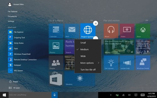 2. Chạm để tùy biến Tile. Như với Windows 8/8.1, giao diện Start là nơi hiển thị những ô nhỏ (Microsoft gọi là các Tile) đại diện cho các ứng dụng Windows. Để khởi chạy một ứng dụng, chạm vào Tile tương ứng. Có thể dễ dàng chuyển vị trí của một Tile bằng cách nhấn vào nó và kéo sang chỗ khác. Windows 10 trên máy tính bảng có thêm một cách khác tương tác với các Tile: Nhấn và giữ Tile trong 1 giây sẽ làm xuất hiện ở góc dưới bên phải của Tile một hình tròn nhỏ màu trắng có ba dấu chấm, nhấn vào sẽ làm nổi lên một menu có các lựa chọn thay đổi kích thước Tile. Để gỡ bỏ một Tile ra khỏi Start Screen, chỉ việc nhấn vào vòng tròn trắng ở góc trên bên phải của Tile.