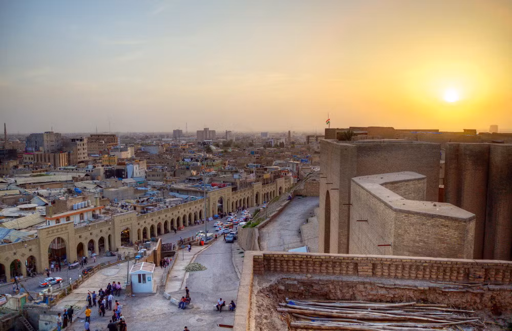 Vào những năm 2.000, tại đây đã diễn ra những cuộc khảo cổ trên quy mô hạn chế. Những kết quả khai quật bước đầu cho thấy, lòng đất dưới thành cổ Erbil ẩn chưa một kho tàng vô giá của văn minh nhân loại.