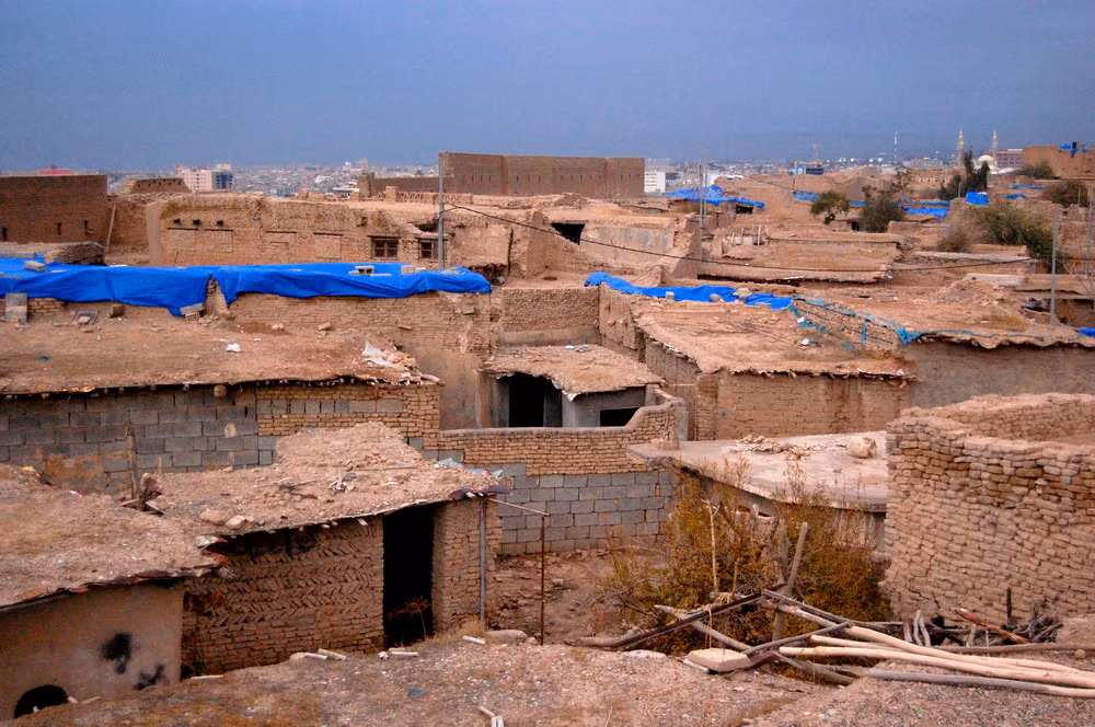 Trong thế kỷ 20, trải qua những xáo trộn chính trị khốc liệt, thành cổ Erbil trở thành nơi định cư của khoảng 1.000 gia đình người Kurd, với những khu nhà lụp xụp tạm bợ nằm xen lẫn những di tích cổ xưa bề thế.