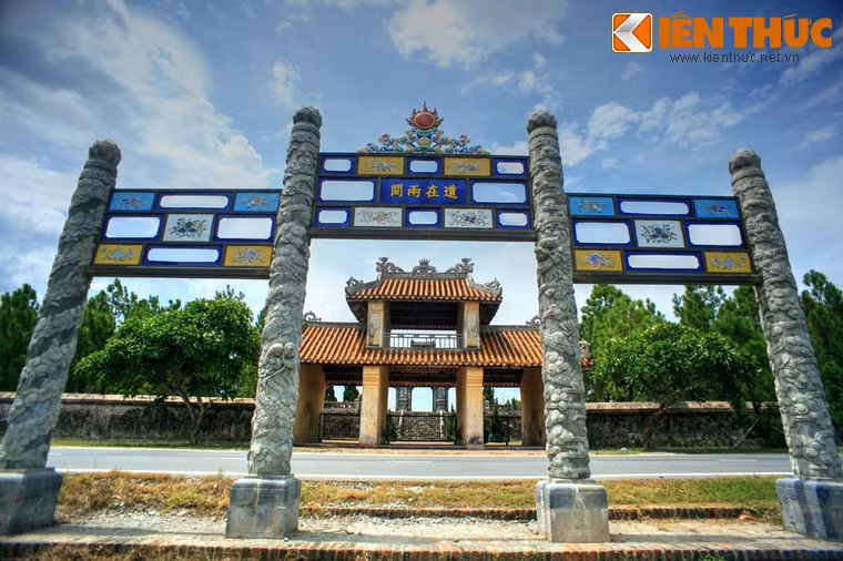 Nằm bên bờ sông Hương, thuộc địa phận xã Hương Long, TP Huế, tỉnh Thừa Thiên - Huế, Văn miếu Huế (còn gọi là Văn Thánh Huế) là di tích gắn với nền khoa cử của nhà Nguyễn, đồng thời cũng là một công trình kiến trúc đặc sắc của kinh thành Huế xưa. Ảnh: Linh Tinh Môn ở bờ sông trước Văn miếu Huế.