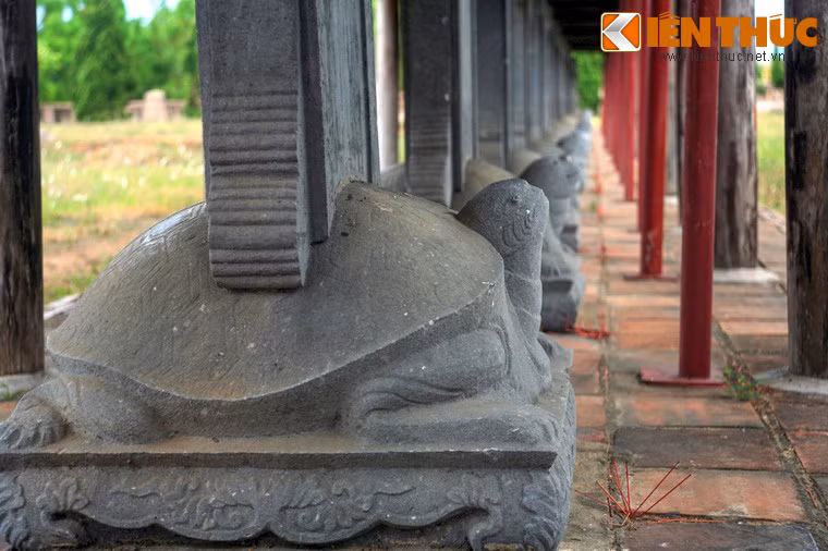 Từ năm 1831 - 1919, năm có khoa thi Hội cuối cùng dưới thời vua Khải Ðịnh, trên 30 tấm bia đá đã được dựng tại Văn miếu Huế, ghi họ tên, tuổi tác và quê quán của 293 vị tiến sĩ. Ảnh: Bia tiến sĩ trong Văn miếu.