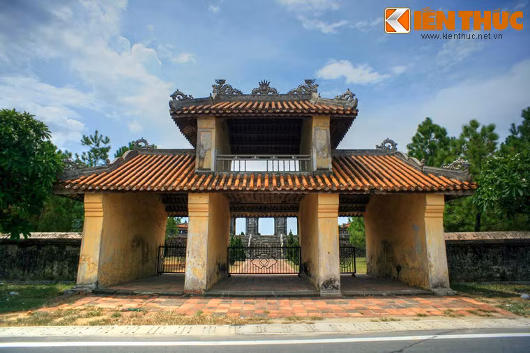 Theo sử sách, khi các chúa Nguyễn mở mang khai phá phương Nam, Văn Miếu đầu tiên ở Huế được lập tại làng Triều Sơn, đến năm 1770 được dời đến xã Long Hồ. Ảnh: Văn Miếu Môn, cổng chính của Văn miếu.