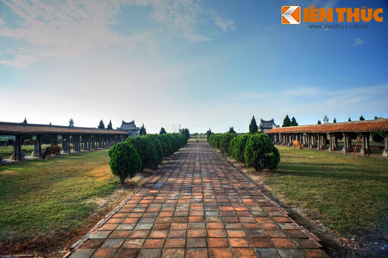 Suốt thời Gia Long trị vì, triều đình nhà Nguyễn chỉ mở các khoa thi hương nên không có tấm bia tiến sĩ nào được dựng ở Văn Miếu. Đến thời Minh Mạng mới mở các khoa thi hội, nên bia tiến sĩ cũng bắt đầu được dựng. Ảnh: Hai dãy nhà Tây Vu, Đông Vu.