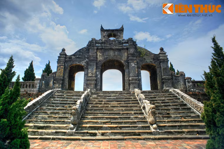 Đến thời vua Gia Long, Văn miếu mới được xây dựng ở vị trí hiện tại vào năm 1808, Văn miếu cũ được giữ lại để làm Khải Thánh Từ, tức miếu thờ cha mẹ của Khổng Tử. Ảnh: Đại Thành Môn, cổng dẫn vào trung tâm Văn miếu.