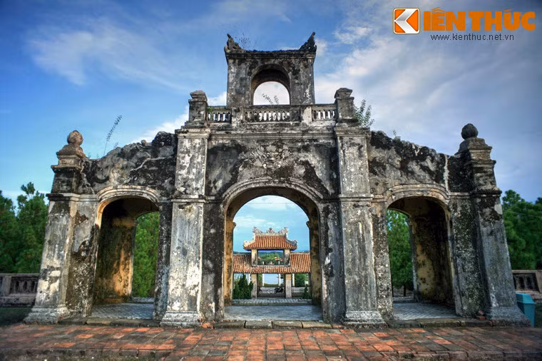 Đến năm 1947, khi tái chiếm Huế và đồn trú tại Văn miếu, quân đội Pháp đã tàn phá nặng nề di tích này.