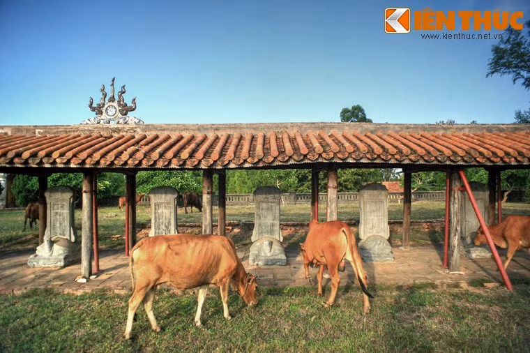 Nhiều thập niên sau đó, Văn miếu Huế rơi vào cảnh hoang phế và đổ nát.