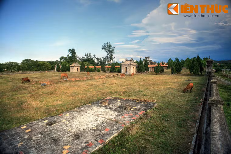Nhiều tòa nhà trong khuôn viên Văn miếu chỉ còn lại nền móng.