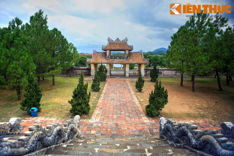 Ngoài việc thờ Khổng Tử, Văn miếu Huế còn thờ Tứ Phối: Nhan Tử, Tăng Tử, Tử Tư và Mạnh Tử, cùng Thập Nhị Triết. Bên cạnh đó, nơi đây còn thờ các Tiên Hiền và Tiên Nho, những người có công trong việc phát triển đạo Nho. Ảnh: Từ Đại Thành Môn nhìn ra sông Hương.