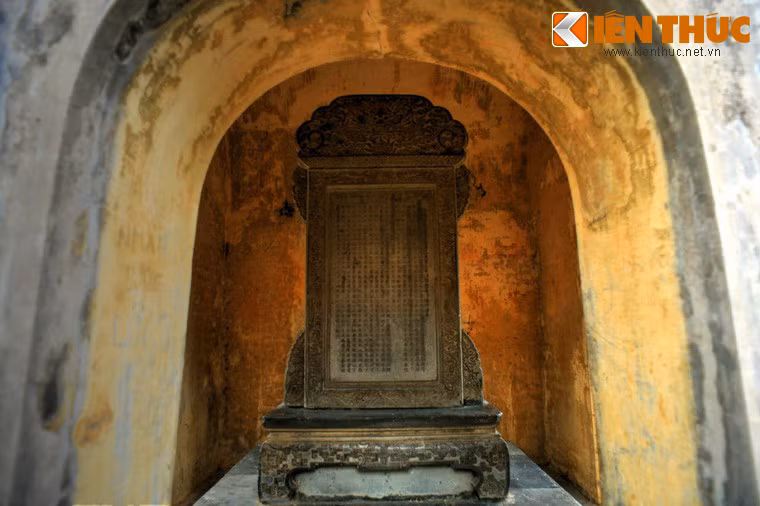 Ngày nay, Văn miếu Huế chỉ còn một số công trình như Linh Tinh môn, Văn Miếu môn, Đại Thành môn, Đông vu, Tây vu, hai nhà bia trước sân miếu, hệ thống bia tiến sĩ... Ảnh: Bia đá trong một nhà bia ở Văn miếu Huế.