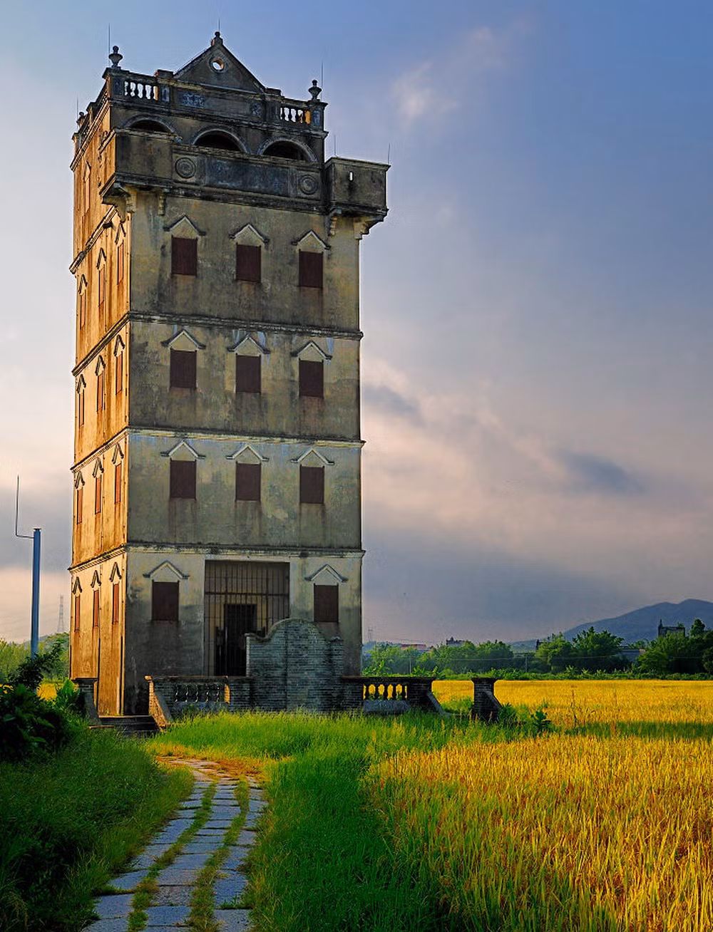 Tại các điêu lâu. người chủ và gia đình luôn luôn ở tầng trên, người giúp việc ở bên dưới, sân thượng là đài quan sát. Với một số tháp lớn, sân thượng còn được xây dưng như pháo đài phòng thủ.