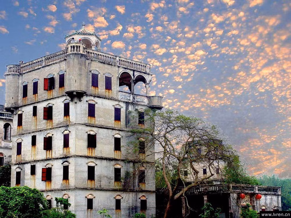 Việc xây dựng các tòa tháp này bắt đầu từ một truyền thống có từ thời nhà Minh, khi cư dân ở Khai Bình biến nơi ở của mình thành các tháp cao được gia cố chắc chắn để chống trộm cướp và thổ phỉ.