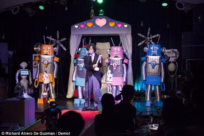 Maywa Denk - người tạo ra Frois cũng biểu diễn tại đám cưới. Chi phí để đến dự lễ cưới lên đến 80 USD.