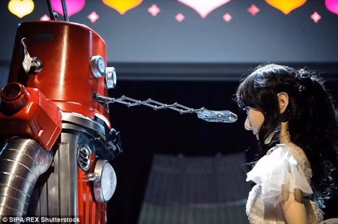 Chú rể tên là Frois và cô dâu tên là Yukirin được mặc trang phục cưới hiện đại.