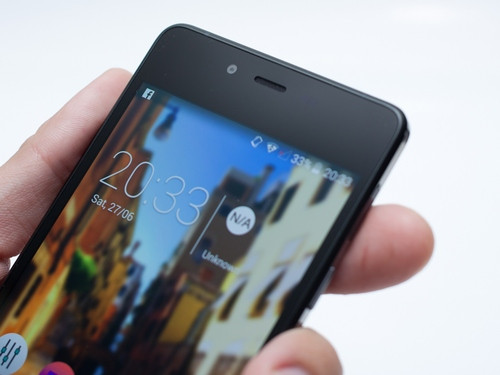 Camera trước 5MP phục vụ nhu cầu chụp ảnh selfie.