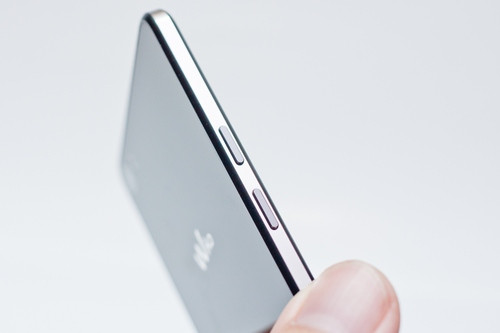 Cạnh trái là dãy phím điều tiết âm lượng tách rời.