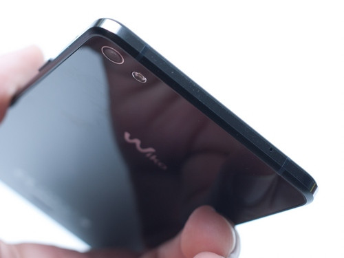 Wiko Highway Pure có khá nhiều tùy chọn màu sắc trẻ trung như đen-vàng, đen-xanh, đen-xám và trắng-bạc.