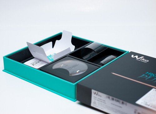 Kèm theo máy là khá nhiều phụ kiện trong đó có cả đồ mở khay SIM và tai nghe đóng gói khá tỉ mỉ.