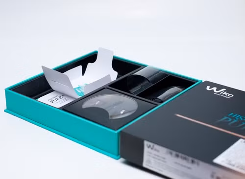 Kèm theo máy là khá nhiều phụ kiện trong đó có cả đồ mở khay SIM và tai nghe đóng gói khá tỉ mỉ.