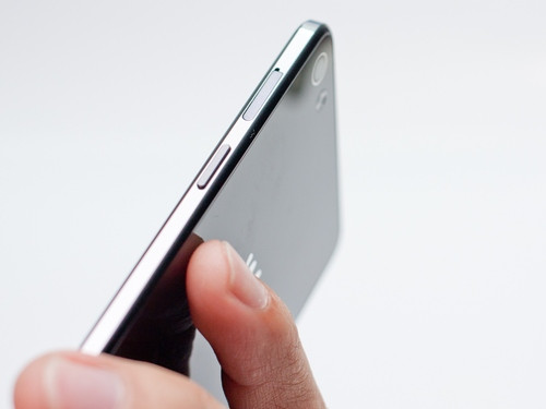 Nút nguồn/khóa màn hình vẫn bố trí ở cạnh phải, chung với khe cắm nano-SIM.