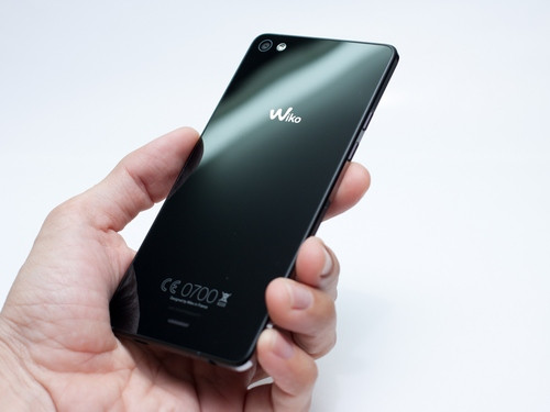 Mặt lưng máy phủ lớp kính bóng bẩy. Theo thông tin từ nhà sản xuất, Wiko Highway Pure còn có trọng lượng siêu nhẹ, chỉ 98 gam là nhờ sử dụng những vật liệu siêu nhẹ. Kèm theo máy là bộ sạc, cáp micro USB, tai nghe, tài liệu hướng dẫn sử dụng và một ốp lưng bằng nhựa cứng.