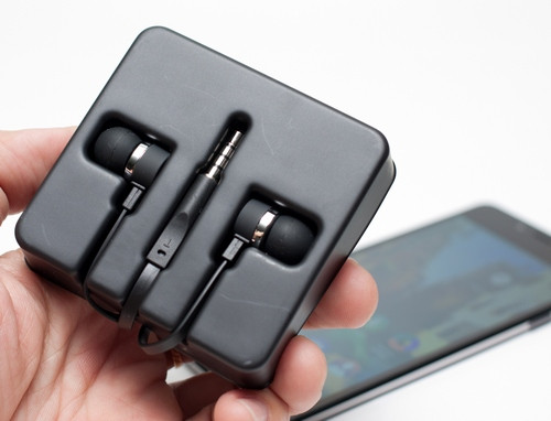 Tai nghe đi kèm cũng được tích hợp sẵn micro hỗ trợ chức năng đàm thoại.