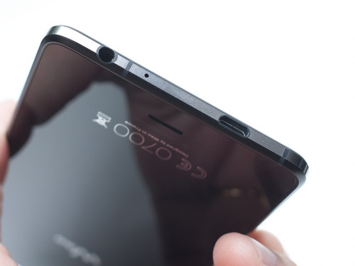 Toàn bộ cổng giao tiếp tập trung ở cạnh dưới máy.