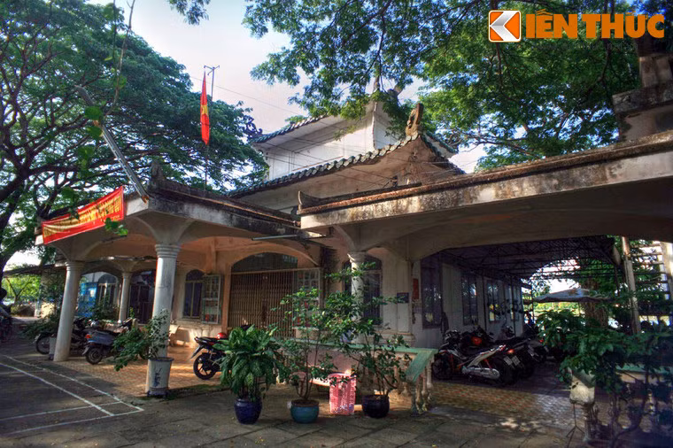 Điện thờ chính của Văn Thánh Miếu Cao Lãnh là nơi thờ Đức Khổng Tử và tứ thánh (Tăng Tử, Nhan Hồi, Tử Tư và Mạnh Tử). Hai nhà tả vu và hữu vư còn phối thờ các tiền hiền và hậu hiền, là những người có công khai mở xóm làng.