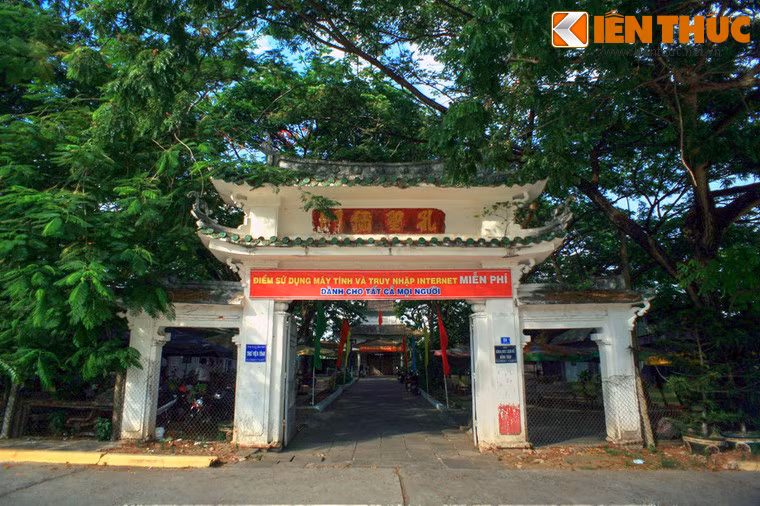 Tọa lạc tại phường 1, TP Cao Lãnh, tỉnh Đồng Tháp, Văn Thánh Miếu Cao Lãnh là một trong những tòa Văn miếu được xây dựng trong thời kỳ phong kiến của Việt Nam. Ảnh: Cổng vào Văn Thánh Miếu Cao Lãnh.