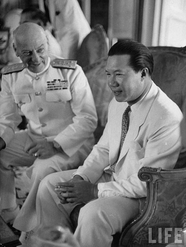 Cựu hoàng đế của Việt Nam đã gặp mặt Đô đốc hải quân Mỹ Russel S. Berkey.