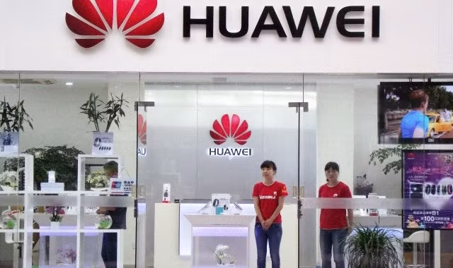  6. Huawei D8. Tuy không sở hữu màn hình lớn như mẫu phablet Mate 8, song sản phẩm Huawei D8 với màn hình 5,5 inch lại được công ty đưa ra mức giá cao hơn lên tới 4.999 Nhân dân tệ - tương đương khoảng 800 USD. Bởi lẽ, mẫu điện thoại này sở hữu chip 64-bit Kirin 950, RAM 4GB, dung lượng lưu trữ 64 GB. Theo dự kiến, sản phẩm D8 sẽ được Huawei phát hành vào cuối năm nay để cạnh tranh với iPhone 6s Plus và Galaxy Note 5.