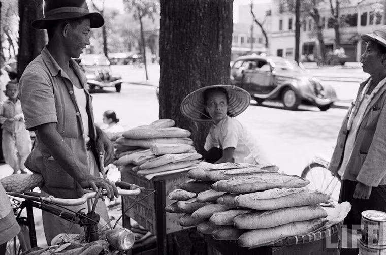 Hàng bánh mì vỉa hè.
