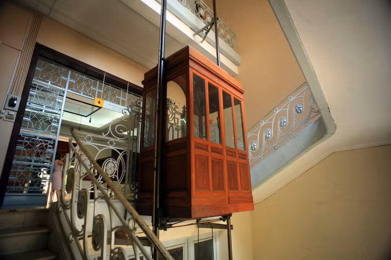 Đáng ngạc nhiên là sau gần 100 năm, chiếc thang máy cổ ở dinh thự chú Hỏa vẫn chạy tốt và hoạt động thường xuyên.