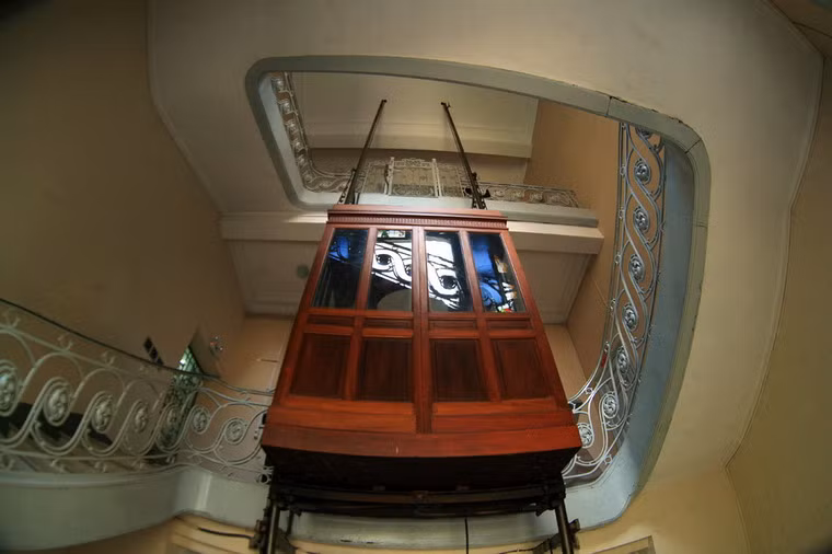 Ngày nay, chiếc thang máy cổ xưa ấy vẫn còn được lưu giữ tại nơi ở của doanh nhân người Hoa nức tiếng đất Sài Gòn một thế kỷ trước.