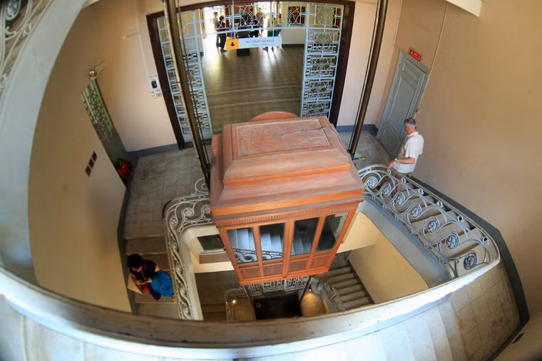 Tuy nhiên, thang máy chỉ được dùng để phục vụ du khách tàn tật và vận chuyển đồ đạc.