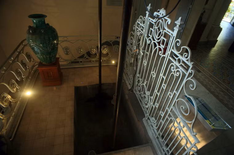 Chiếc thang máy cổ cùng hệ thống truyền động được bố trí giữa hố thang tòa nhà, dẫn từ tầng một lên tầng bốn.