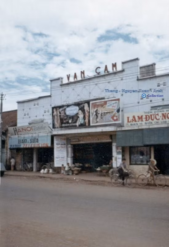 Rạp Văn Cầm trên đường Võ Di Nguy, một rạp nhỏ nhưng được trang bị máy lạnh.