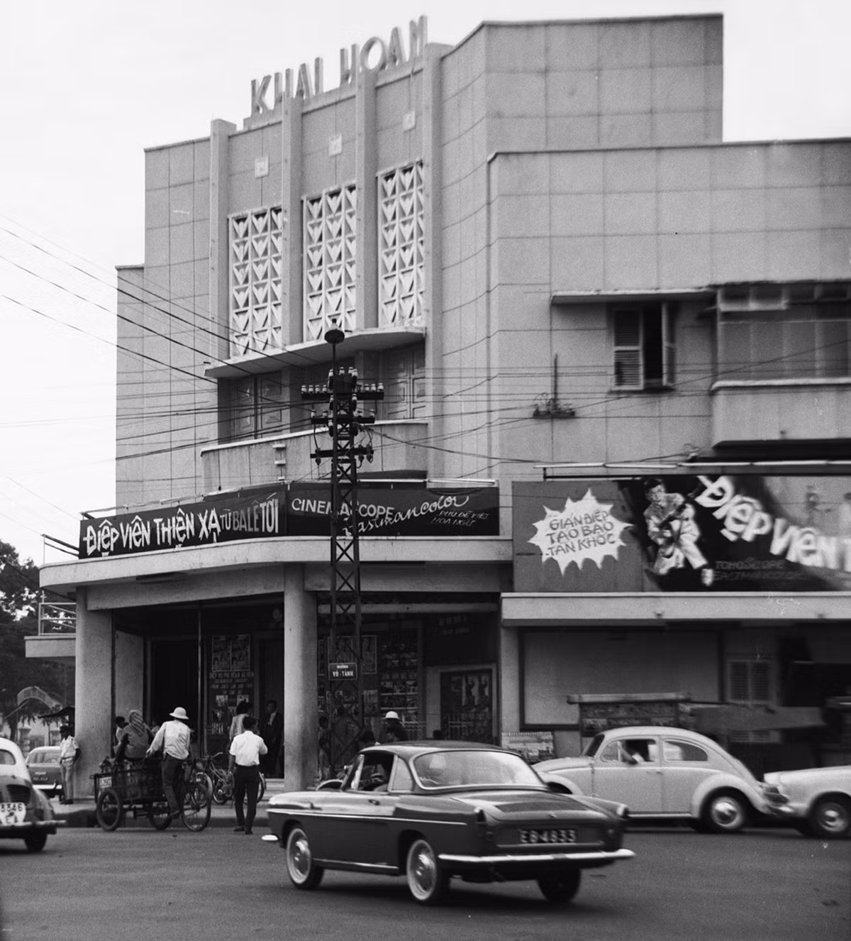 Rạp Khải Hoàn ở góc Cống Quỳnh và Phạm Ngũ Lão, chuyên chiếu phim Tây.