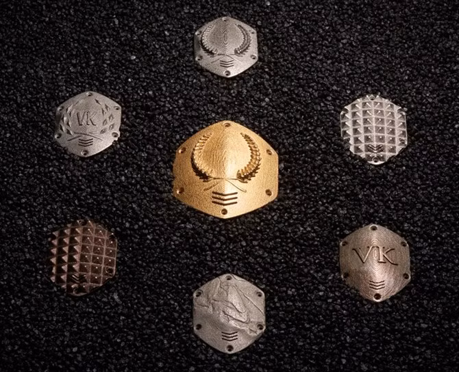 Phiên bản bằng bạc có giá từ 430USD đến 900USD, bằng vàng khối có giá từ 4.000 đến 12.800USD. Đắt tiền nhất là bản platinum với giá từ 12.000 đến 40.000USD. Những chất liệu nhựa sẽ có giá mềm hơn từ vài chục đến vài trăm đô la.