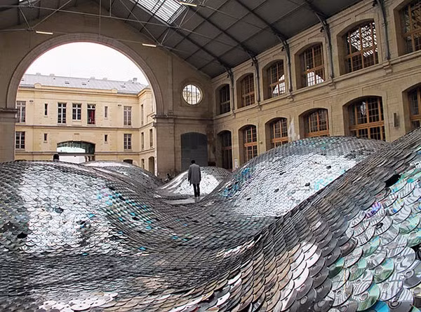 Nghệ thuật đương đại từ hàng nghìn đĩa CD cũ.