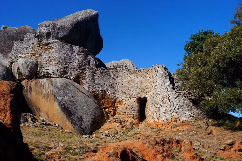 Điều này cho thấy Đại Zimbabwe từng có sự trao đổi về văn hóa, mậu dịch với châu Á từ thời cổ xưa với tư cách một trung tâm thương mại phía Nam châu Phi.