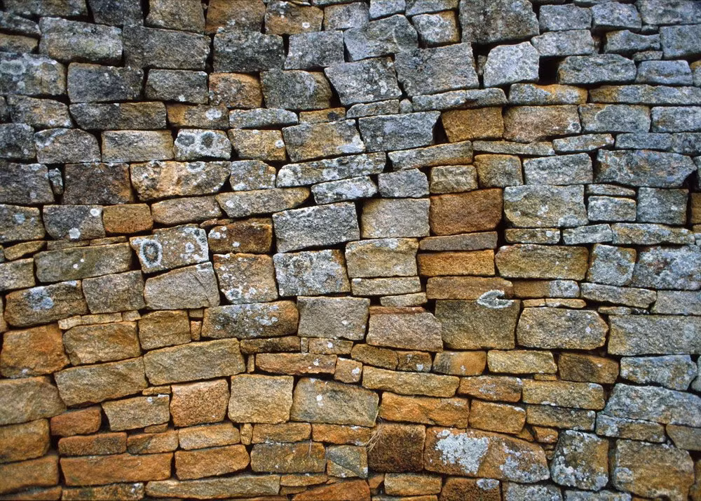 Họ cho rằng, Đại Zimbabwe chính là khu đất có mỏ vàng của Quốc vương Salomon được nhắc tới trong Thánh kinh cựu ước. Tường bảo vệ thành ở nơi đây được xây dựng mô phỏng theo kiểu mà Vua Salomon xây dựng cung điện trên núi Molia.