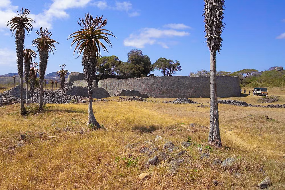 Cho đến này, chủ nhân vương quốc Đại Zimbabwe là ai, vì sao vương quốc này lại suy tàn vẫn là một ẩn số không lời giải đối với các nhà nghiên cứu lịch sử.