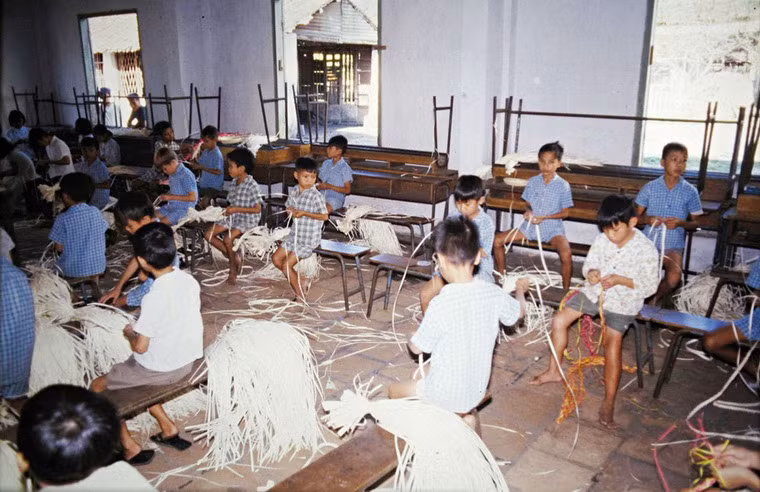 Trẻ em học nghề tại một trung tâm bảo trợ xã hội.