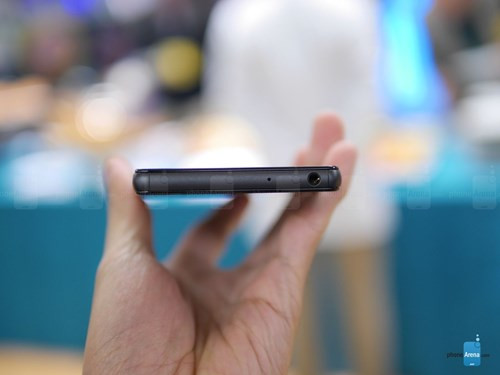 Cụ thể, Xperia Z4v vẫn sử dụng bộ xử lý 8 nhân Qualcomm Snapdragon 810, RAM 3GB, bộ nhớ trong 32GB, camera chính 20,7MP, camera phụ 5,1MP và chạy Android 5.0 Lollipop.