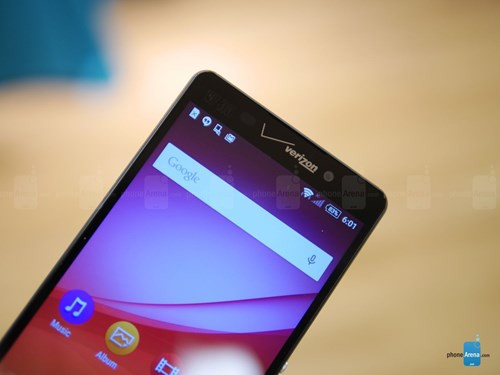 Về ngoại hình, smartphone Sony Xperia Z4v cơ bản không có nhiều khác biệt so với mẫu Xperia Z4 hay Xperia Z3+ đang có mặt trên thị trường.