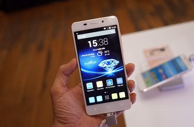  Mobiistar Prime X (4,49 triệu đồng): Prime X là smartphone được đầu tư kỹ lưỡng về khâu thiết kế của Mobiistar. Sản phẩm này có viền kim loại, độ mỏng chỉ 6,9 mm. Cấu hình của máy cũng khá mạnh mẽ với chip 8 nhân tốc độ 1,4 GHz, màn hình 5 inch 720p và camera 13 megapixel.