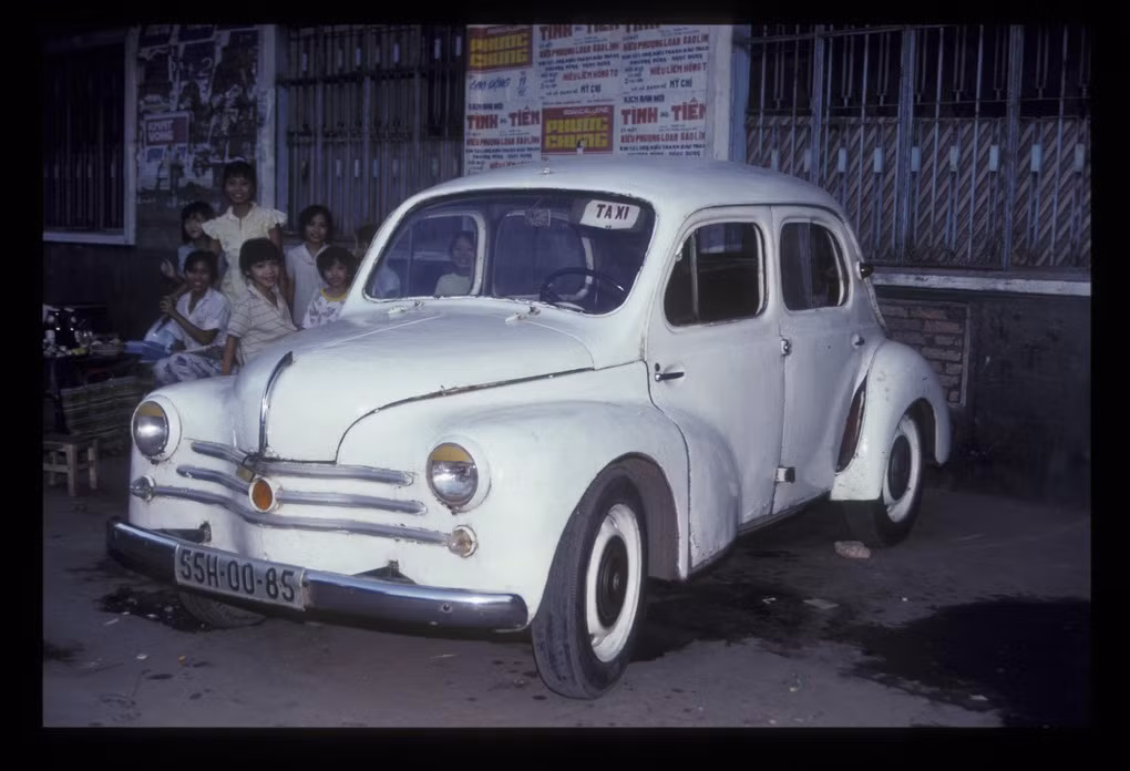 Chiếc ô tô cổ lỗ bên đường Trần Hưng Đạo.