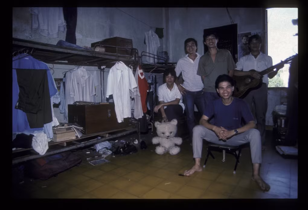 Các sinh viên nam tụ tập trong một ký túc xá ở Sài Gòn năm 1990.