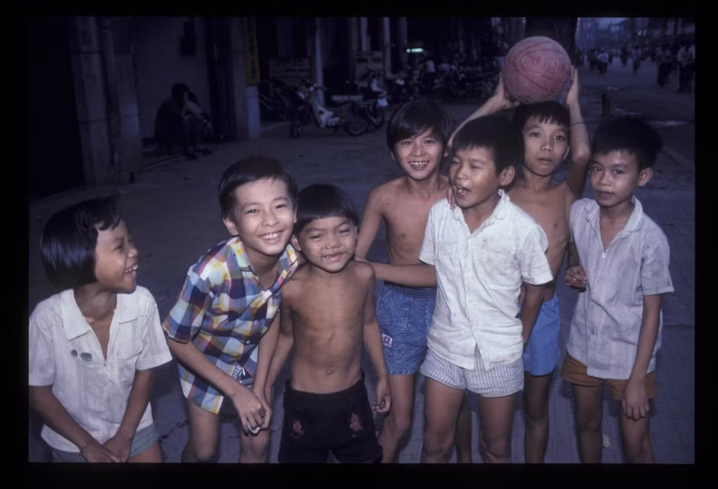 Trẻ em Sài Gòn năm 1990.